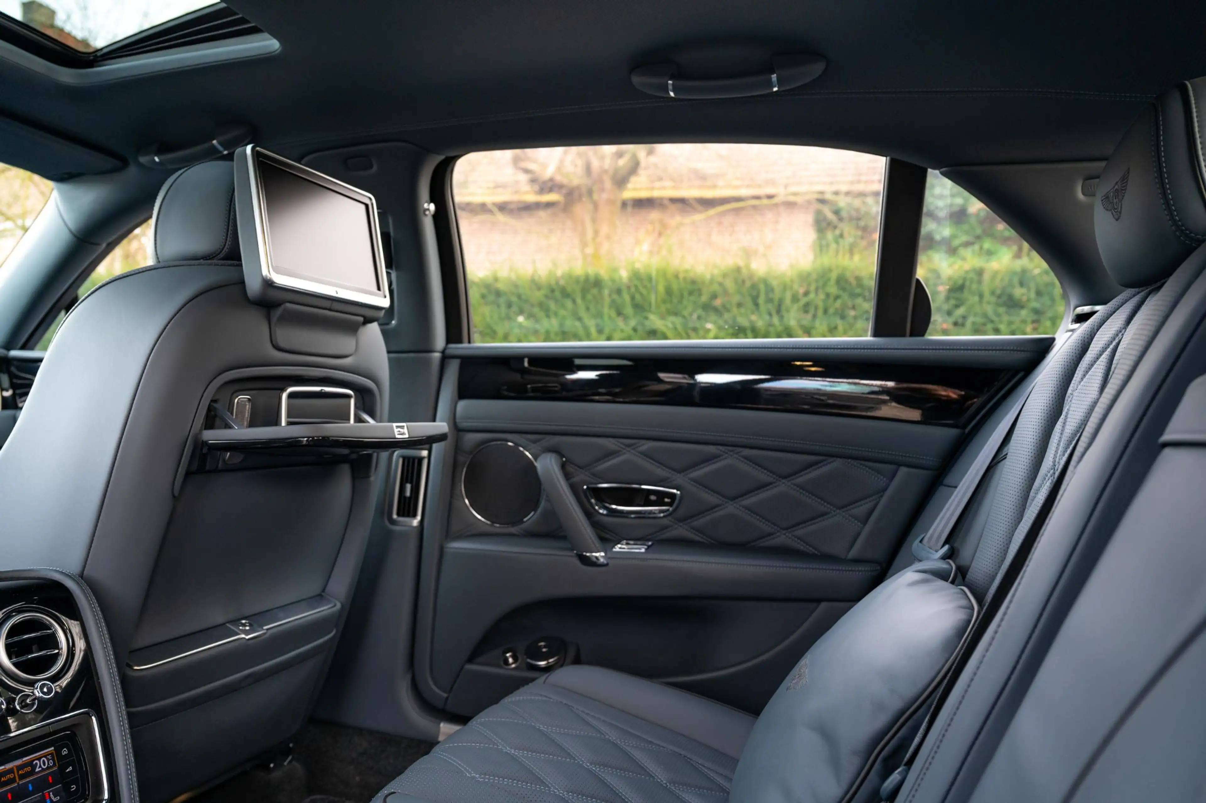 Bentley Flying Spur 4.0 V8 Mulliner | Rearseat Ent. | ACC | Massage | — photo 11