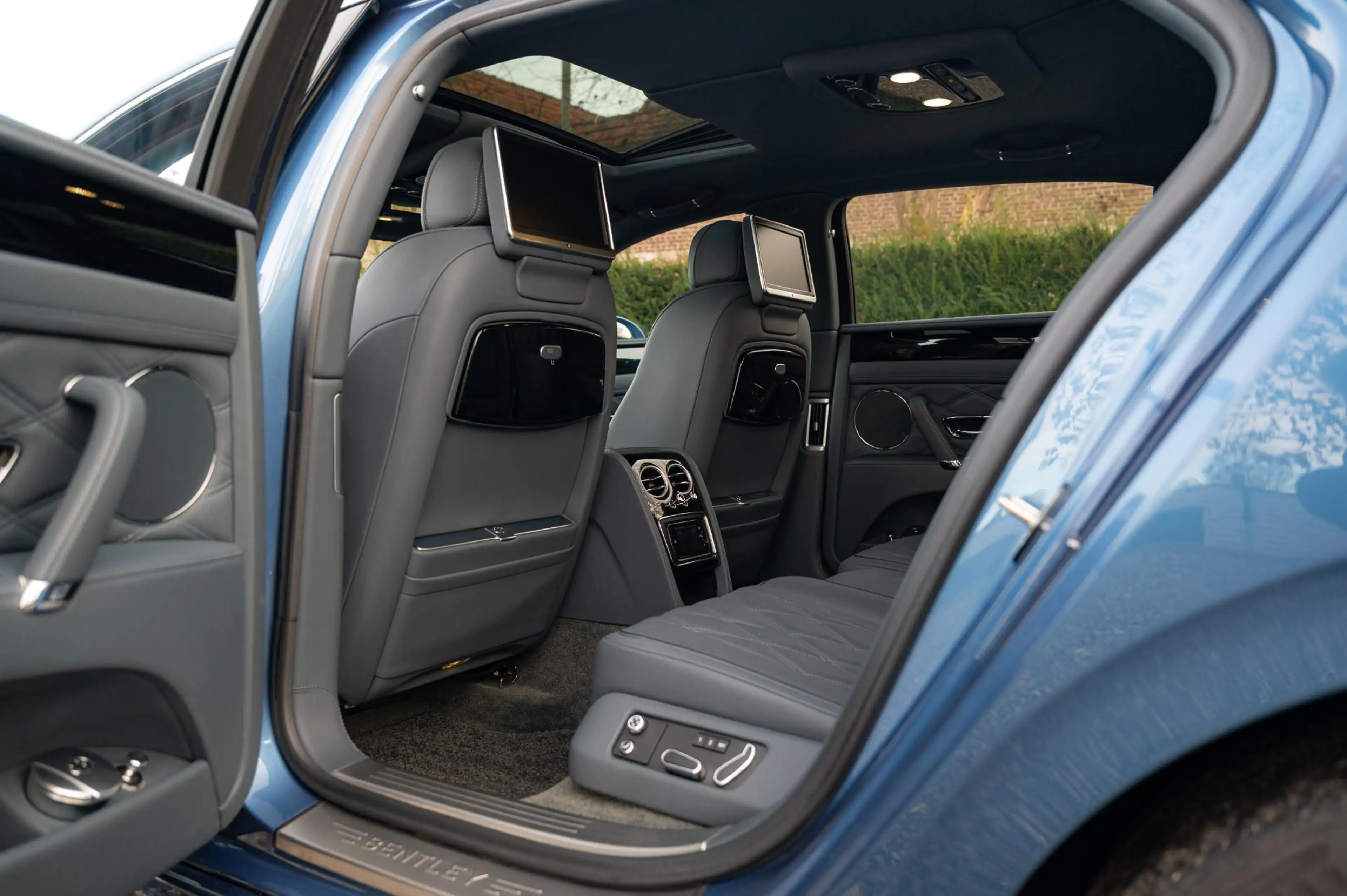 Bentley Flying Spur 4.0 V8 Mulliner | Rearseat Ent. | ACC | Massage | — photo 8