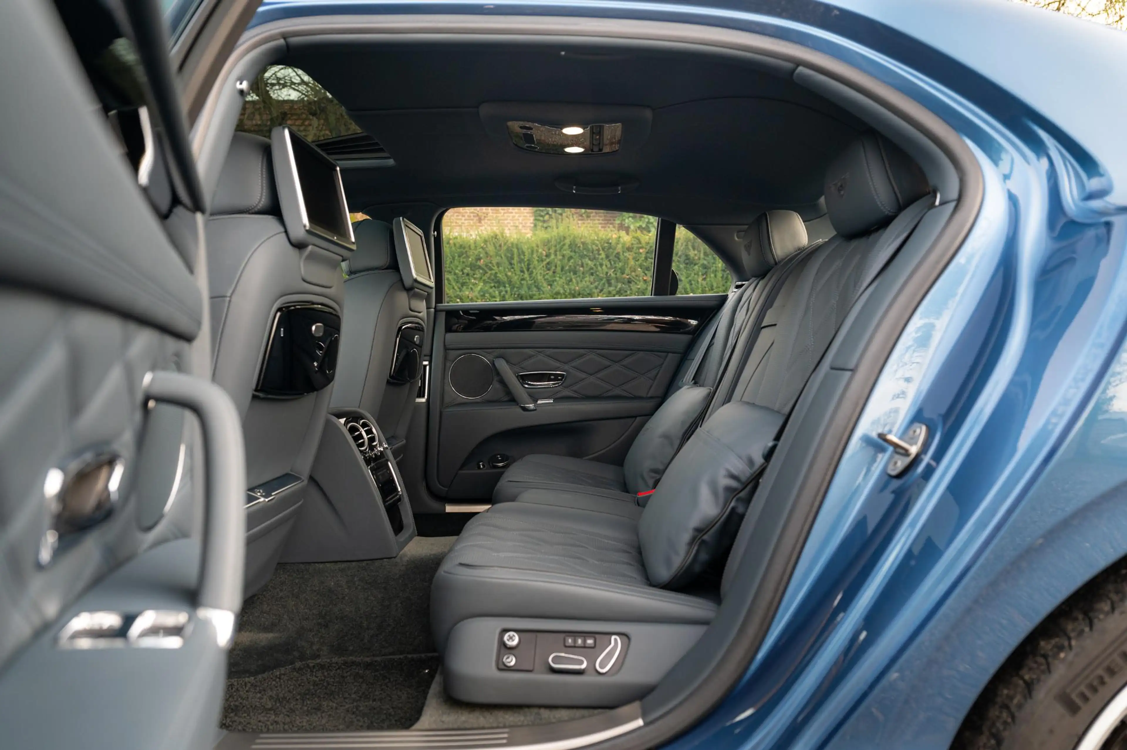 Bentley Flying Spur 4.0 V8 Mulliner | Rearseat Ent. | ACC | Massage | — photo 9