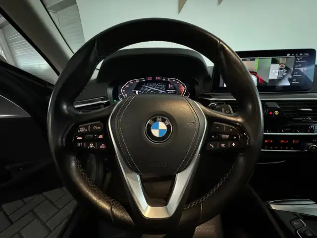 BMW 5 Series view 11