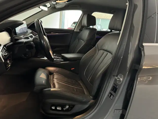 BMW 5 Series view 10