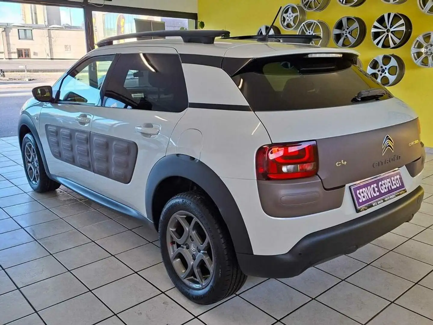 Citroen C4 Cactus Shine 1.BESITZ, NAVI, KLIMA, SIZTHEIZUNG Weiß - 2