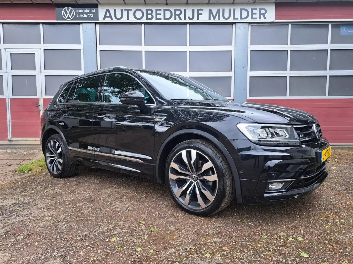 Volkswagen Tiguan 1.5 TSI ACT 150 Pk R-Line (3x) Highline Business D Schwarz - 2