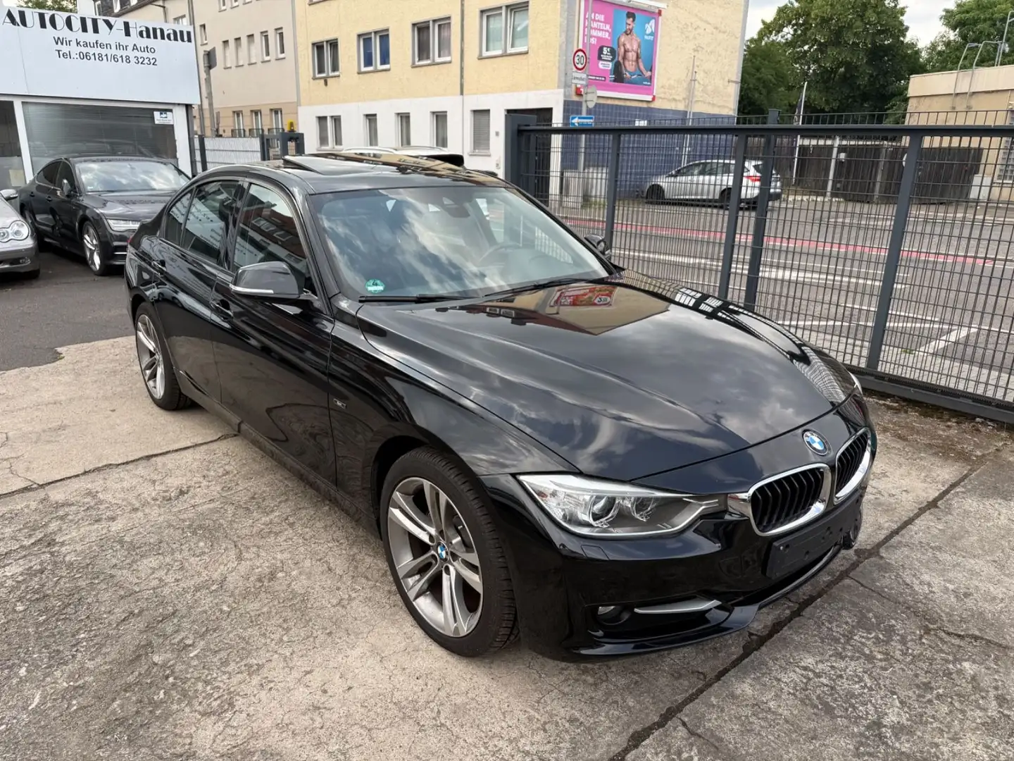 BMW 318 d Lim. Sportline Navi*Leder*Scheck*SHZ*S-Dach Schwarz - 2