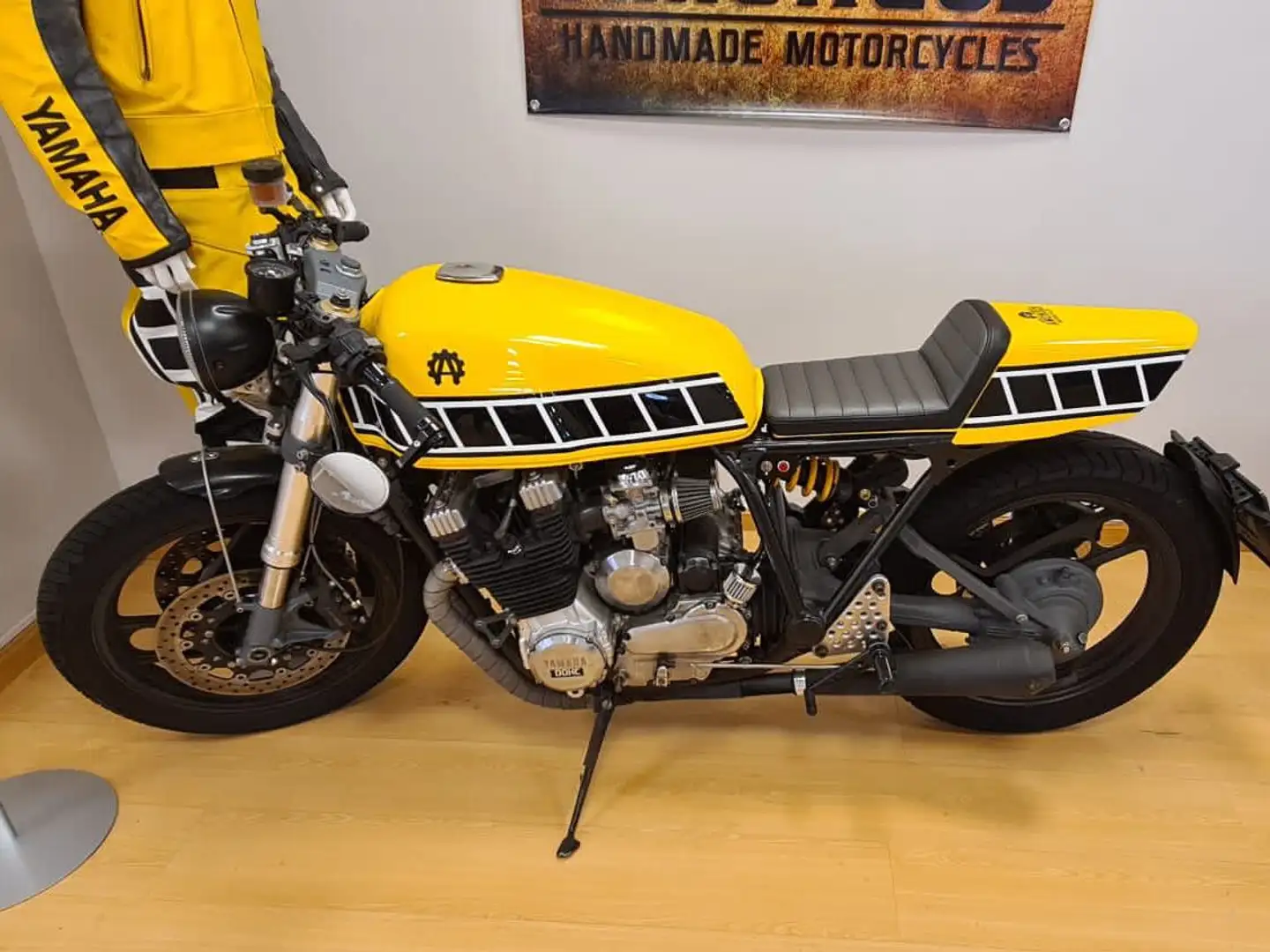 Yamaha XJ 900 Jaune - 1
