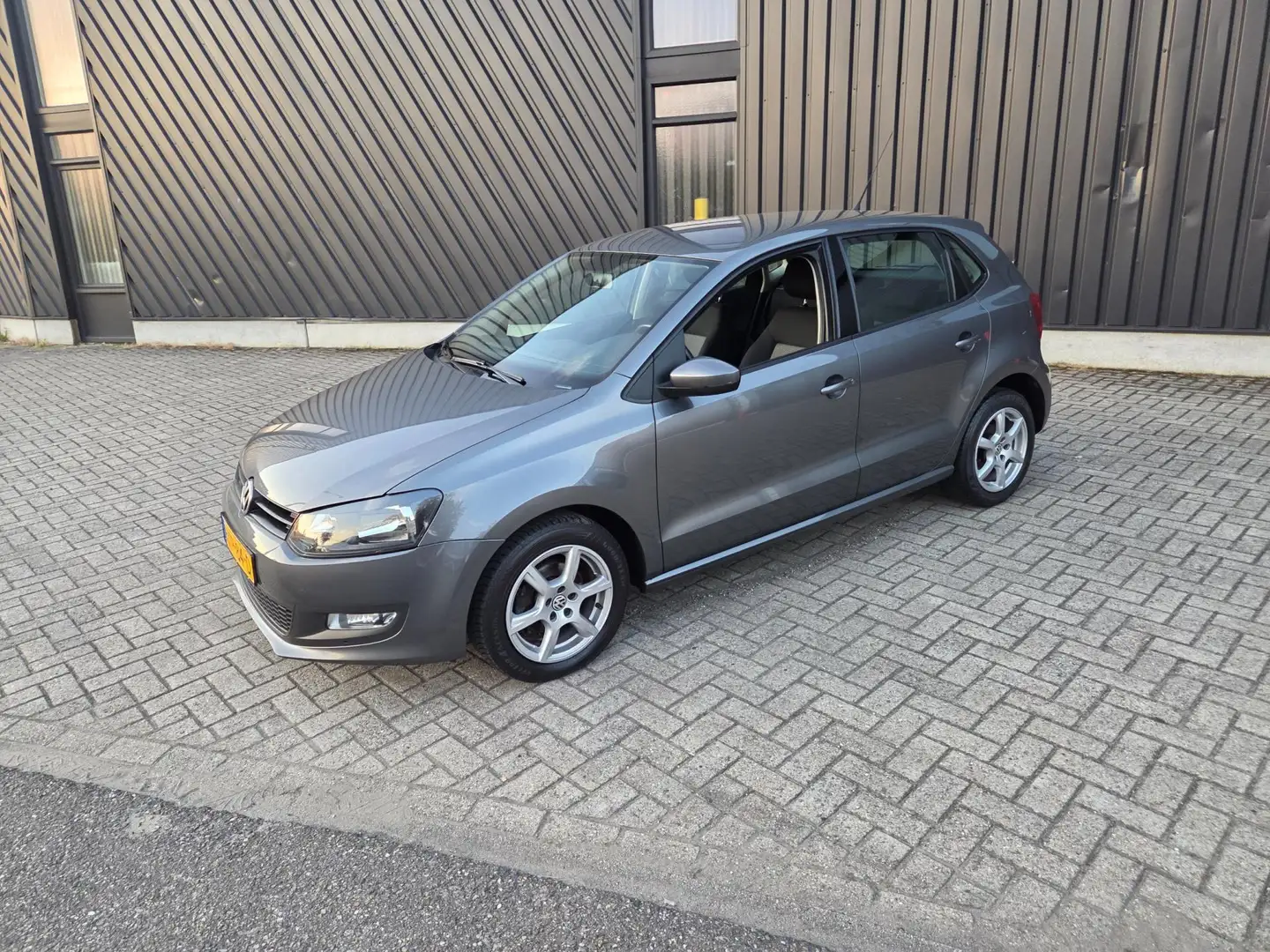 Volkswagen Polo 1.2 TSI Trendline Grijs - 2