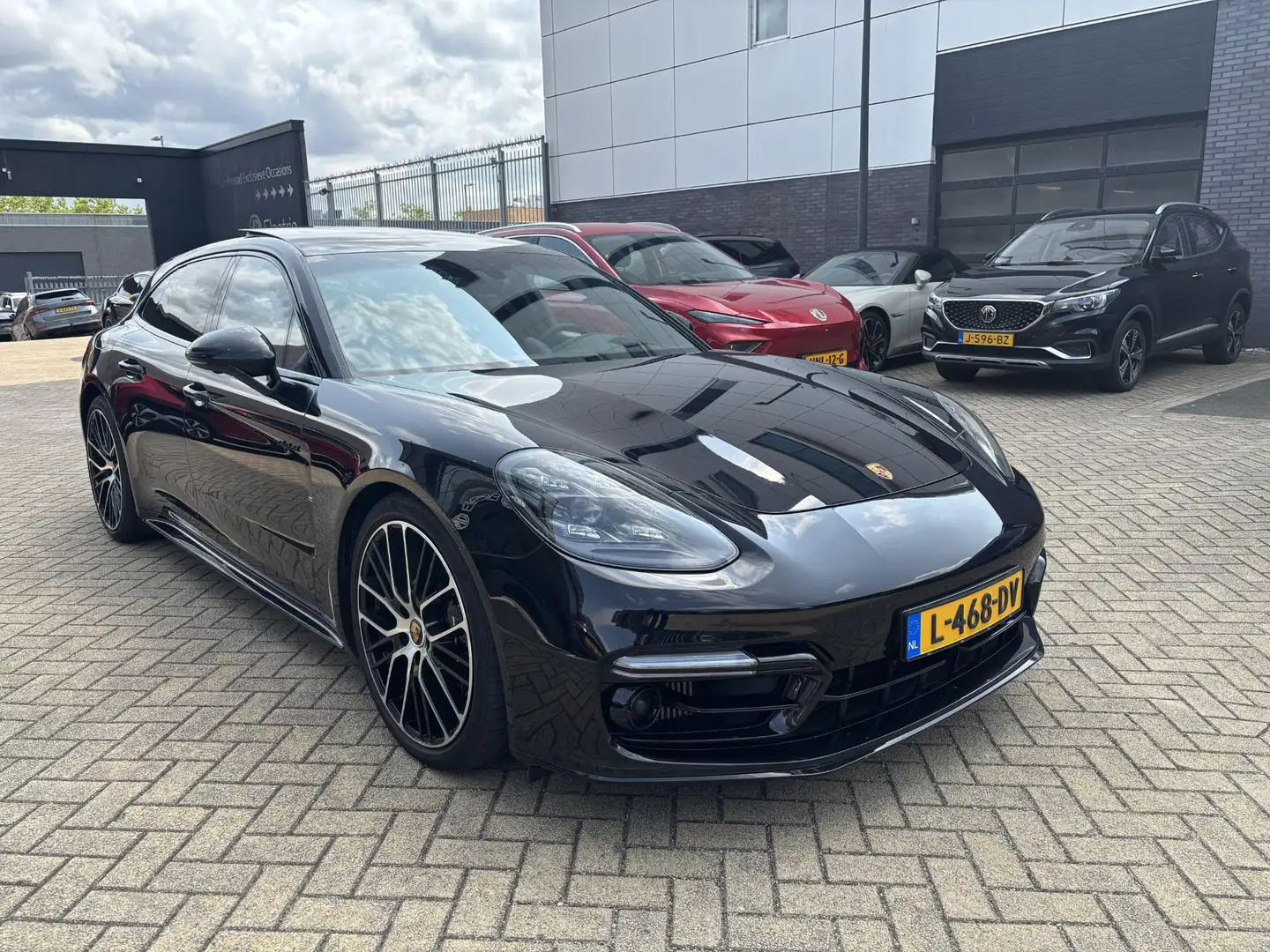 Porsche Panamera Sport Turismo 4.0 Turbo S E-Hybrid | SPORT DESIGN Zwart - 2