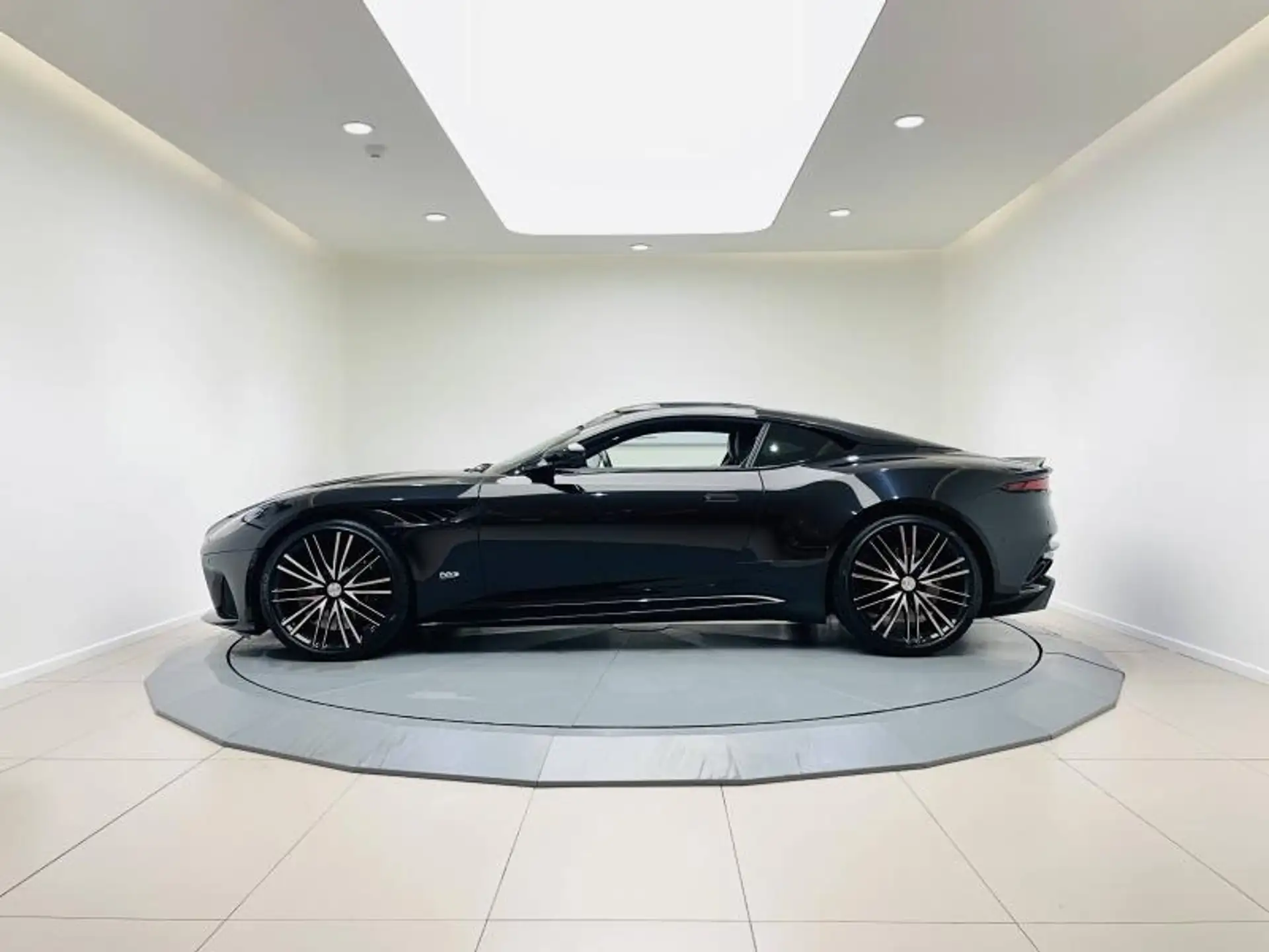 애스턴마틴 DBS Coupe 2020 검정 사진 3