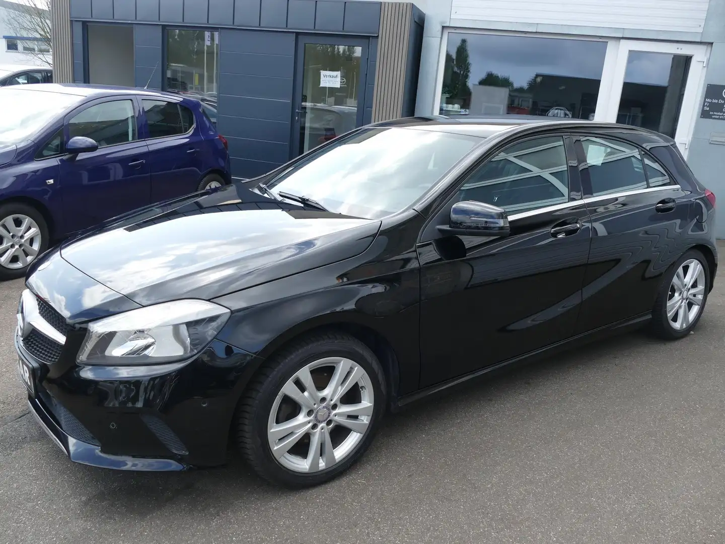 Mercedes-Benz A 180 Klimaautomatik Einparkhilfe Navigation Teilleder Schwarz - 1