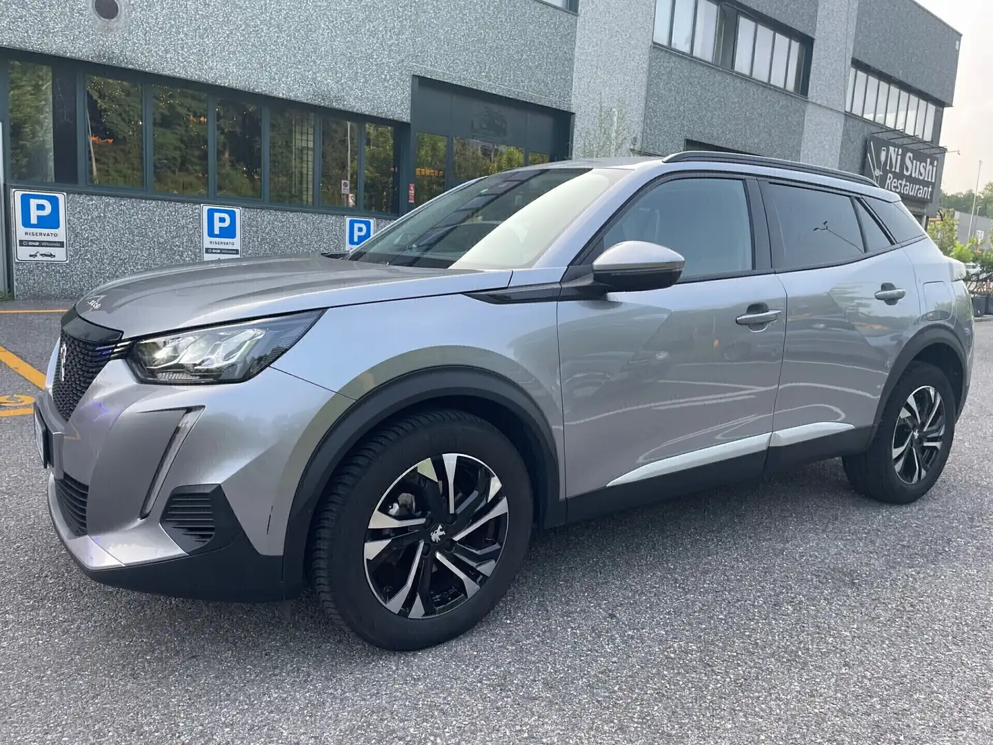 Peugeot 2008 PureTech 100 S&S Allure Grijs - 2