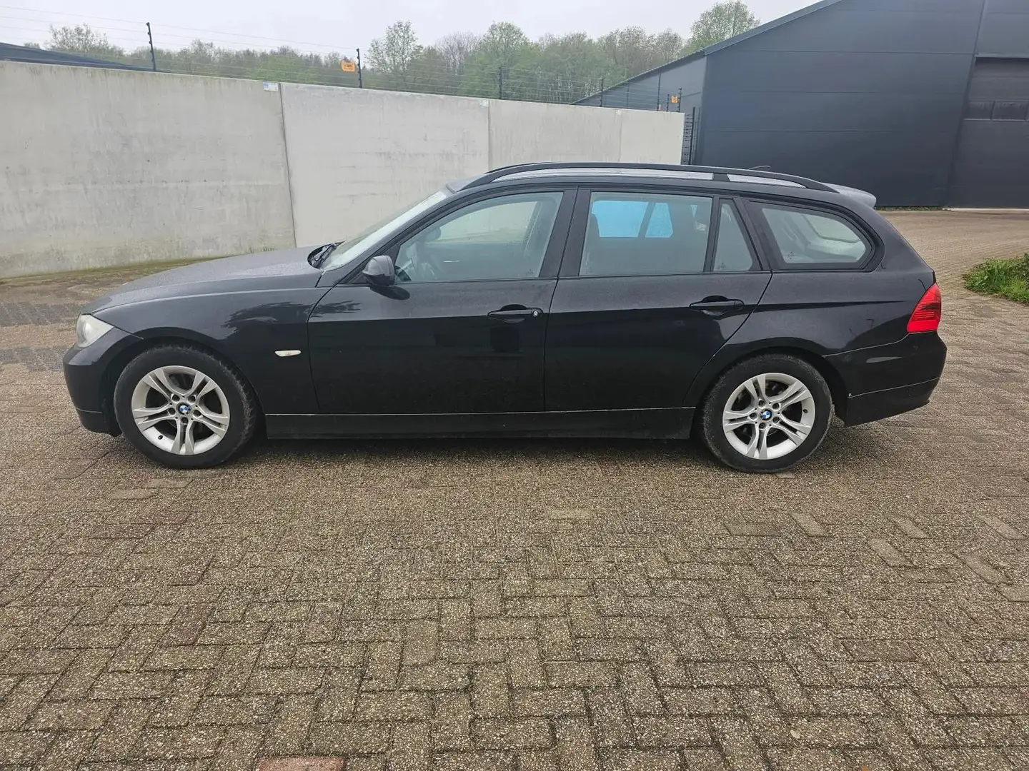 BMW 318 3-serie Touring 318d Corporate Lease Business Line crna - 2