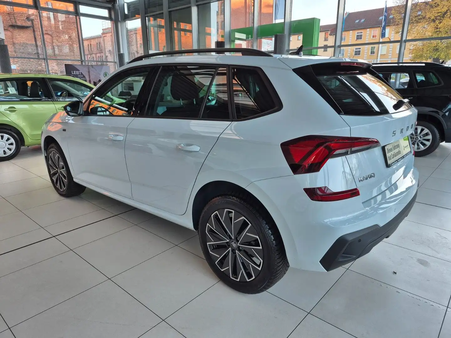 Skoda Kamiq 1.0 TSI DSG TOUR *Allwetterreifen* Weiß - 2