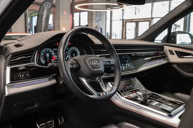 Audi SQ7 view 10