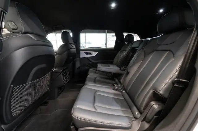 Audi SQ7 view 13