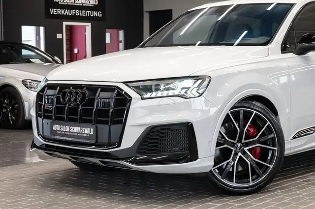 Audi SQ7 view 3