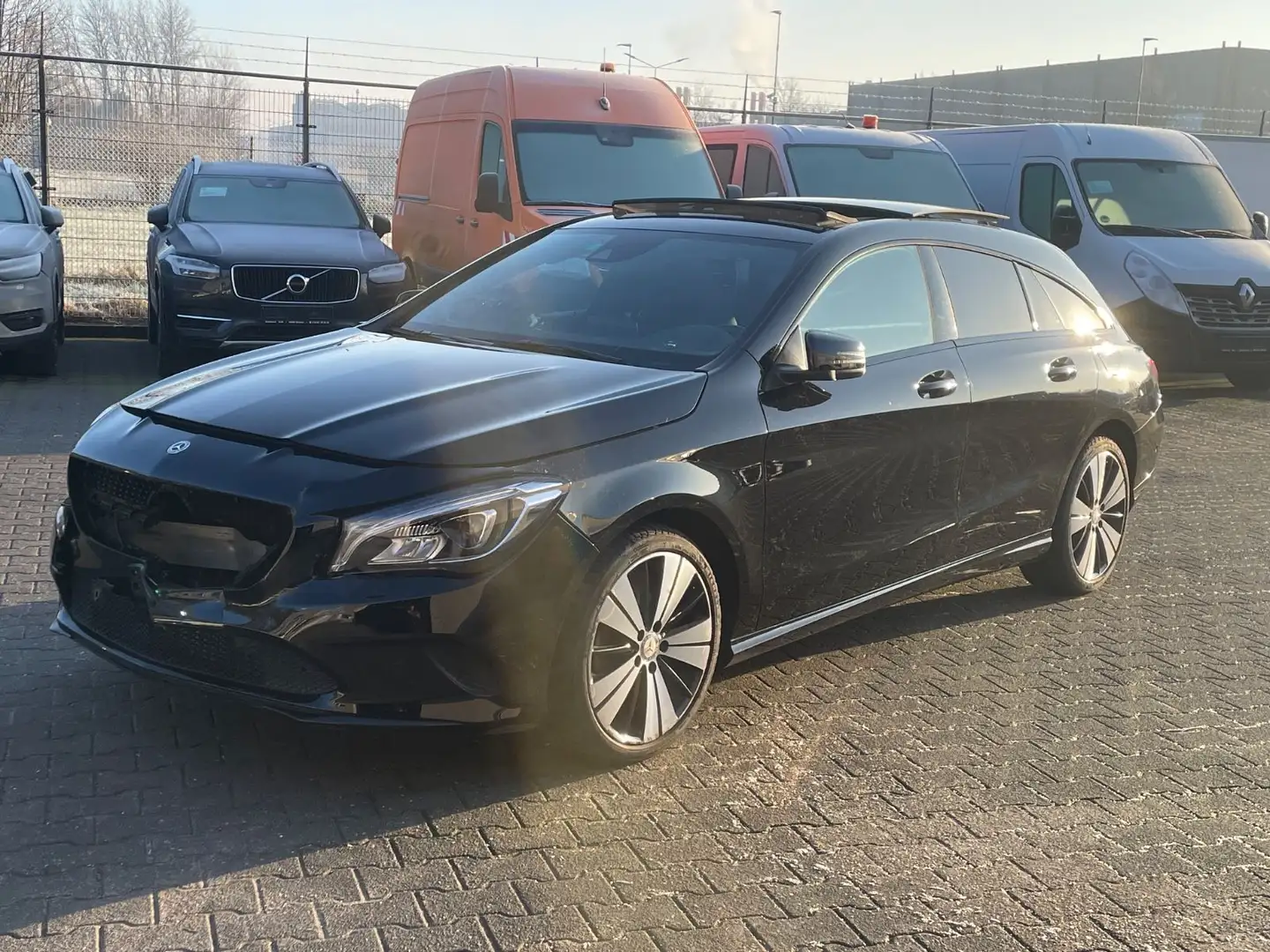 Mercedes-Benz CLA 200 SB Urban Panorama/ LED/ Ambiente/ Kamera Schwarz - 1