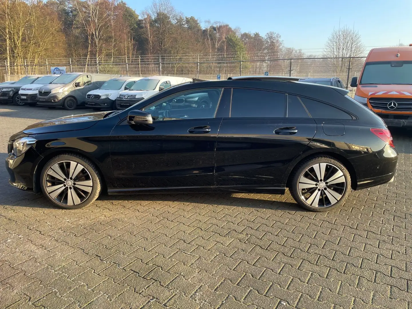 Mercedes-Benz CLA 200 SB Urban Panorama/ LED/ Ambiente/ Kamera Schwarz - 2