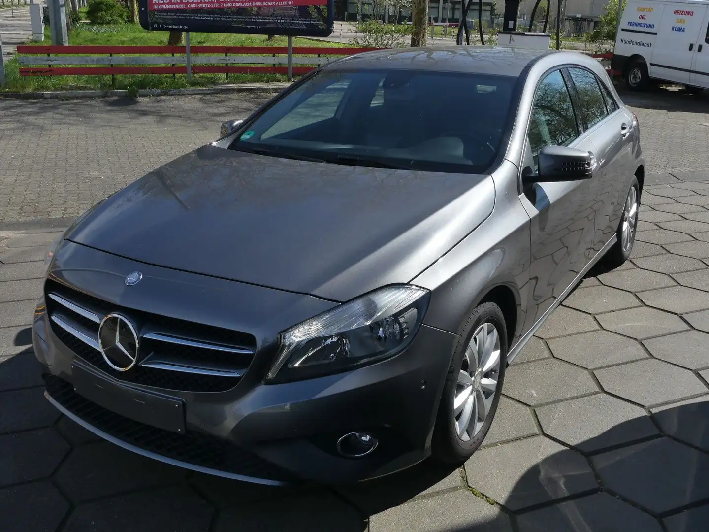 Mercedes-Benz A 180 A -Klasse A 180 BlueEfficiency Teilleder Grau - 1