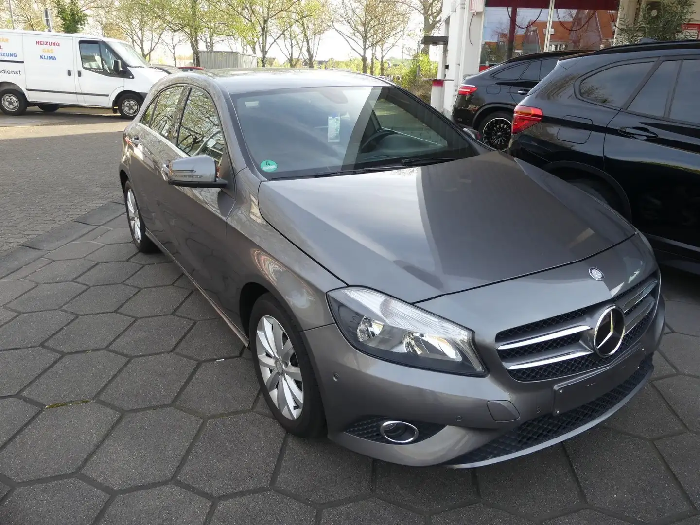 Mercedes-Benz A 180 A -Klasse A 180 BlueEfficiency Teilleder Grau - 2