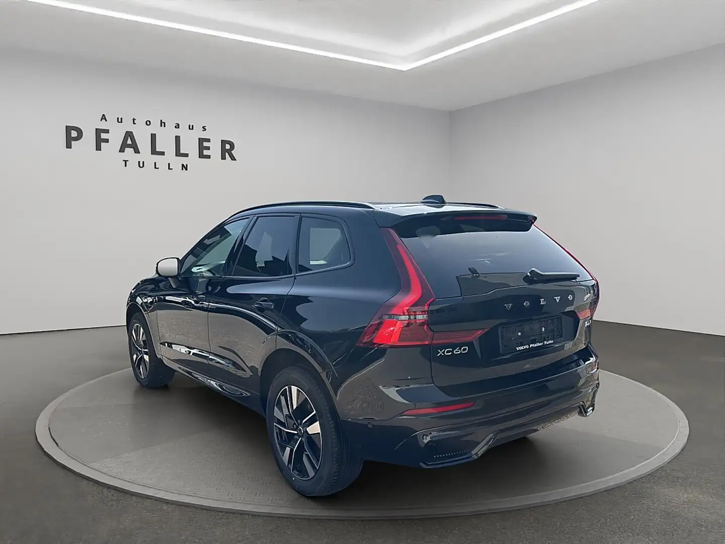 Volvo XC60 T6 AWD PHEV 18,8kWh Plus Dark Aut. Schwarz - 2