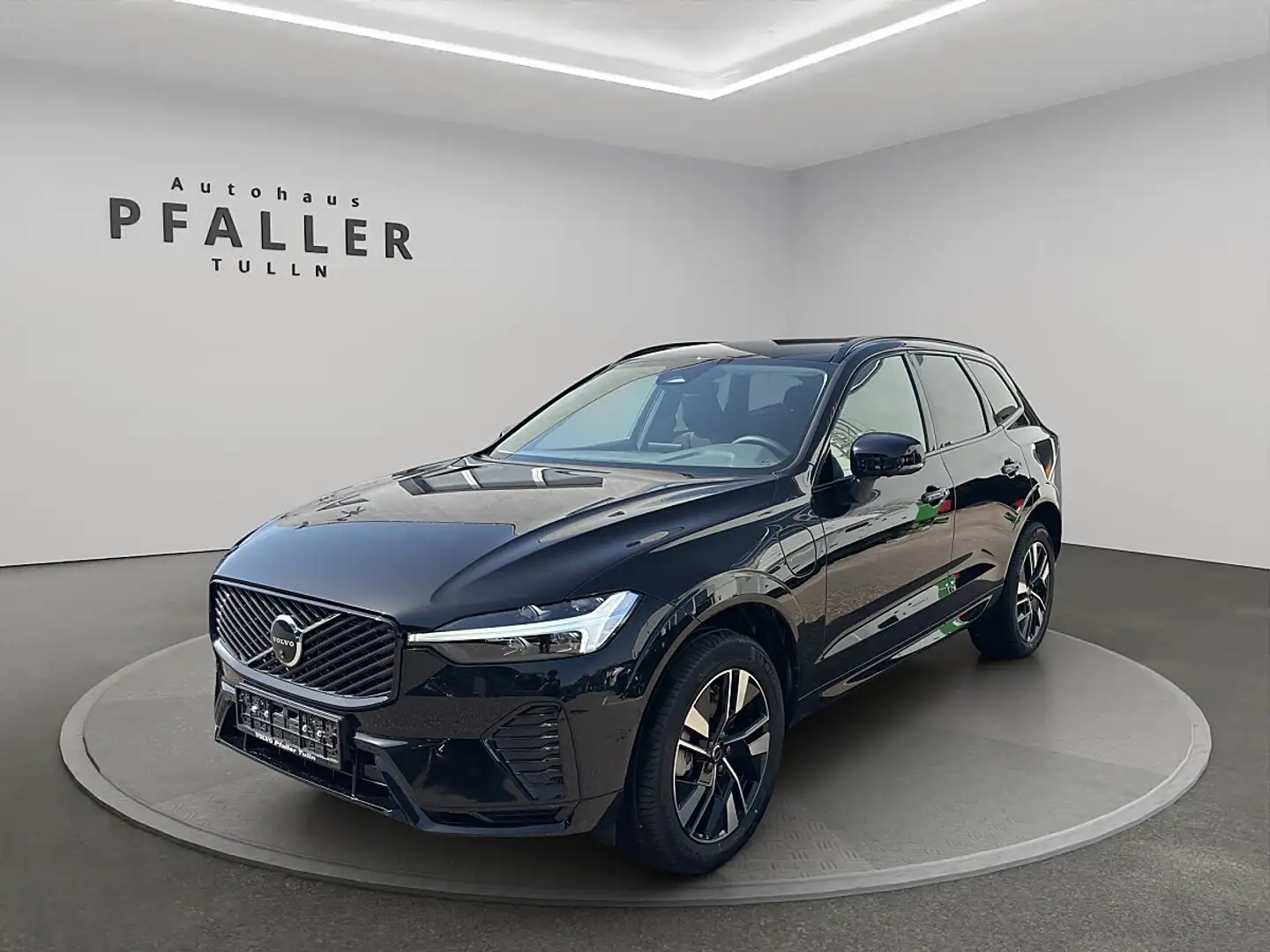 Volvo XC60 T6 AWD PHEV 18,8kWh Plus Dark Aut. Schwarz - 1