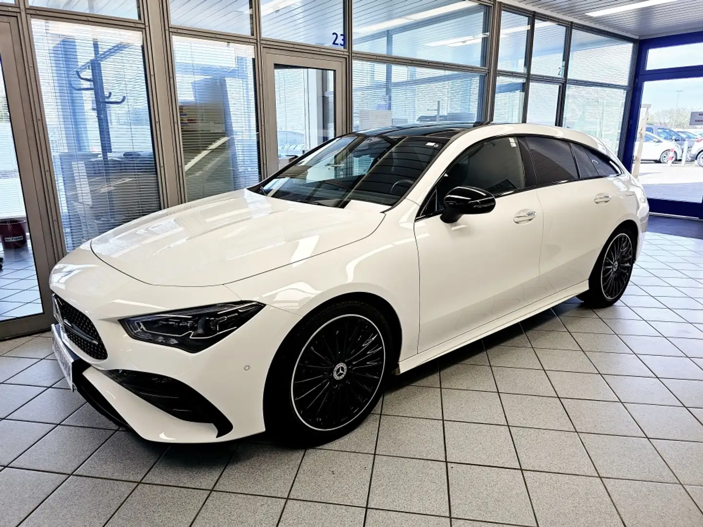 Mercedes-Benz CLA 200 AMG Line Navi,Pano-SD,SHZ Weiß - 2