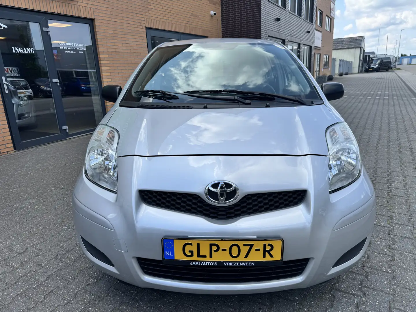 Toyota Yaris 1.0 VVTi Acces 5drs , Airco Gris - 2