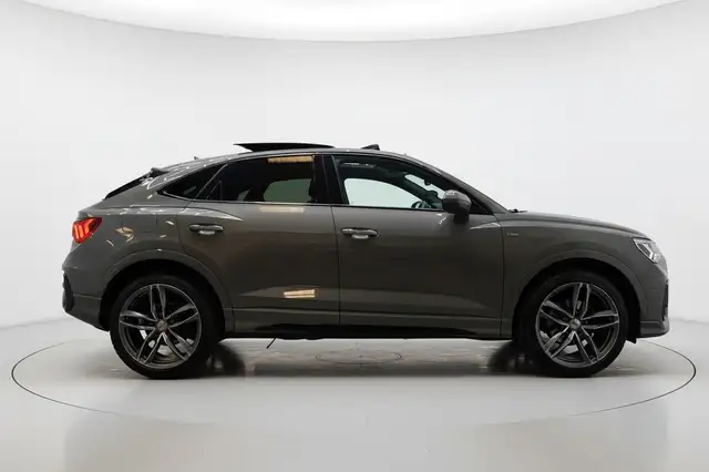 Audi Q3 view 5