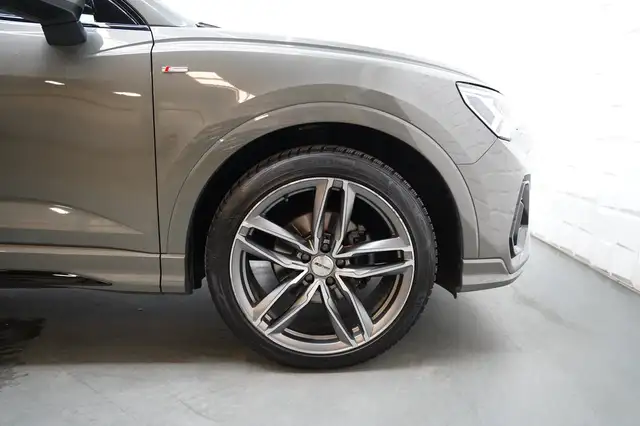 Audi Q3 view 11