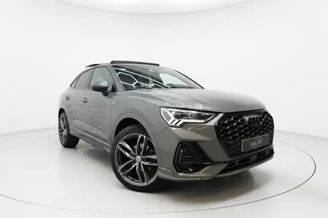 Audi Q3 view 3