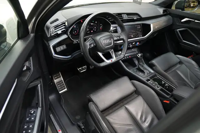Audi Q3 view 12