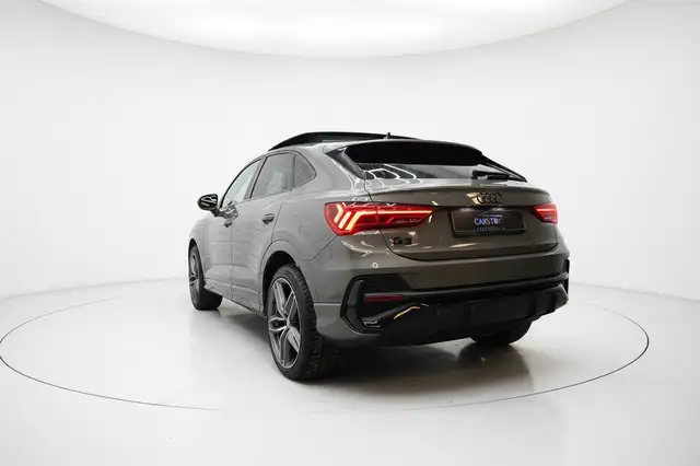 Audi Q3 view 8