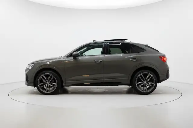Audi Q3 view 4