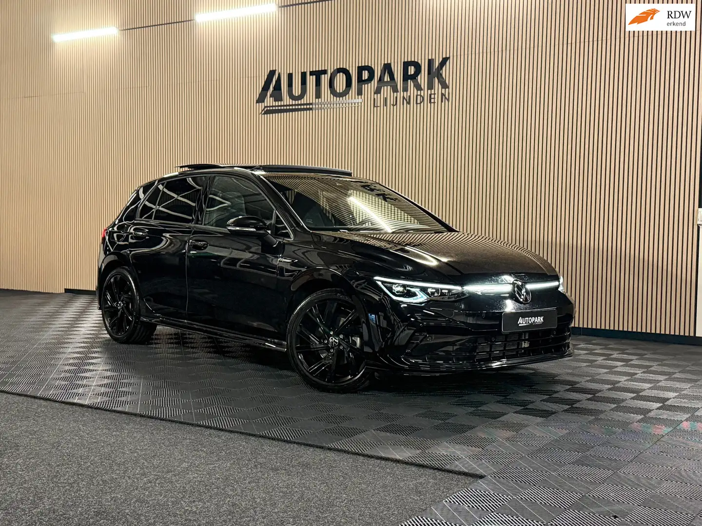 Volkswagen Golf 1.5 eTSI 3x R-Line Virtual/Pano/Sfeerv/IQ Light/Ni Zwart - 1