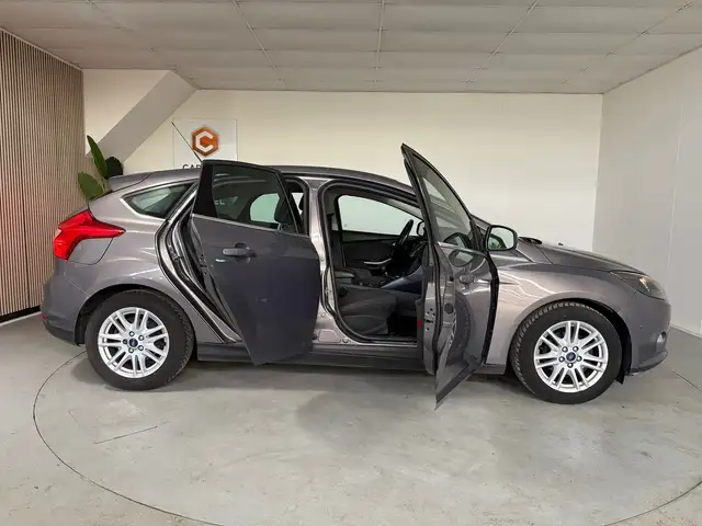 Ford Focus view 9