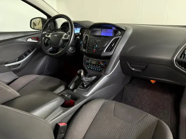 Ford Focus view 3
