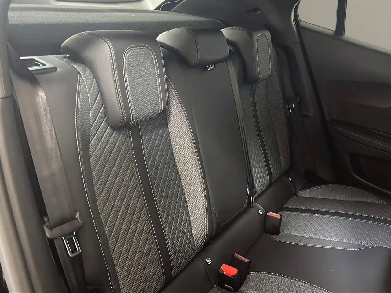 Peugeot 2008 PureTech 100 S&S Allure 12