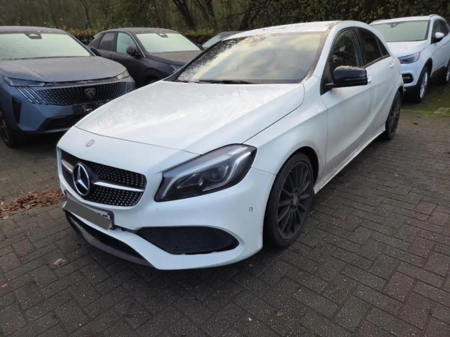 Mercedes-Benz A 180 d Pack AMG 1er Propriétaire Garantie 12 Mois Blanc - 1