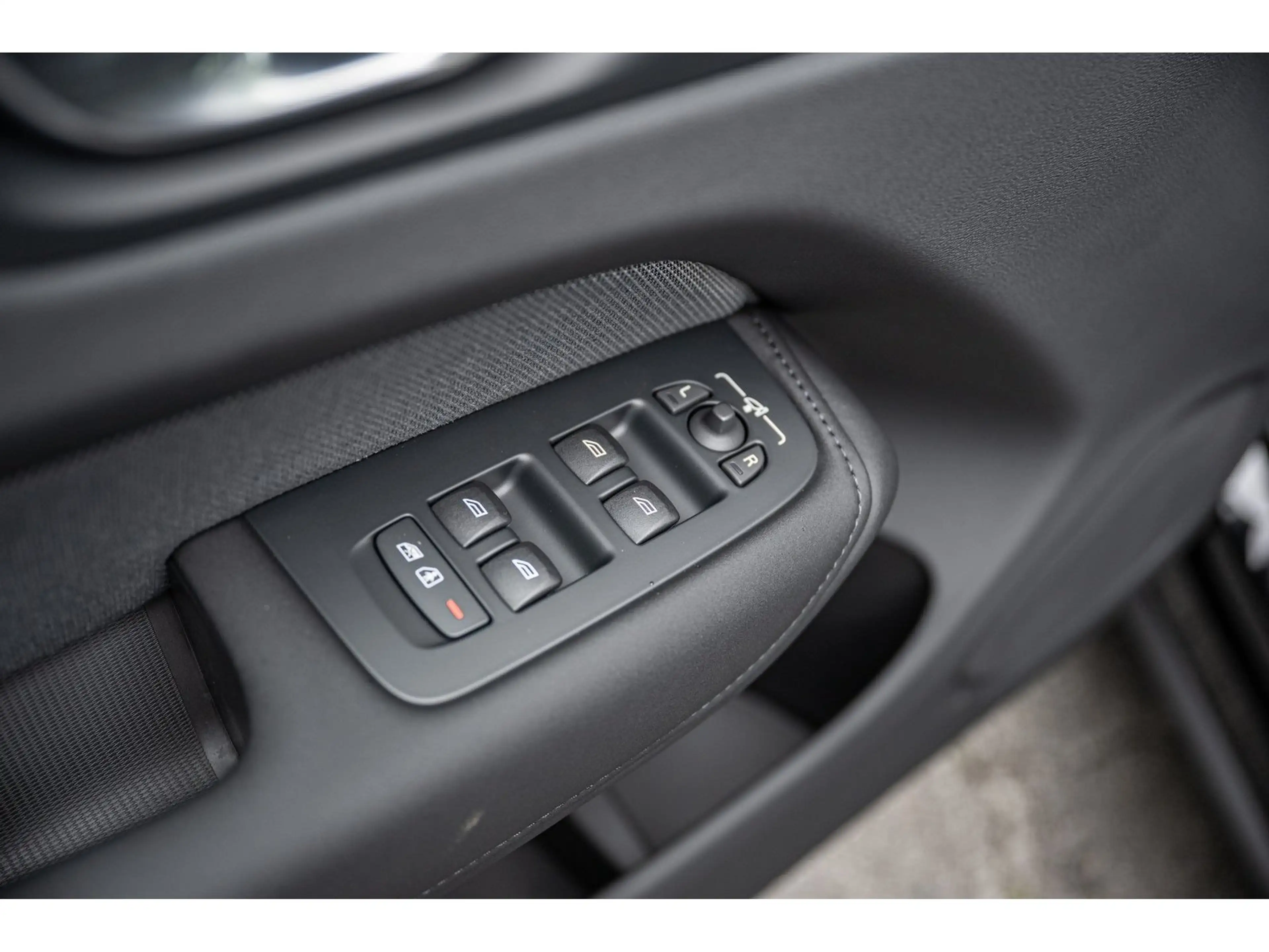Volvo XC60 T8 Plus Black Edition Plug-In Hybrid AWD — photo 24