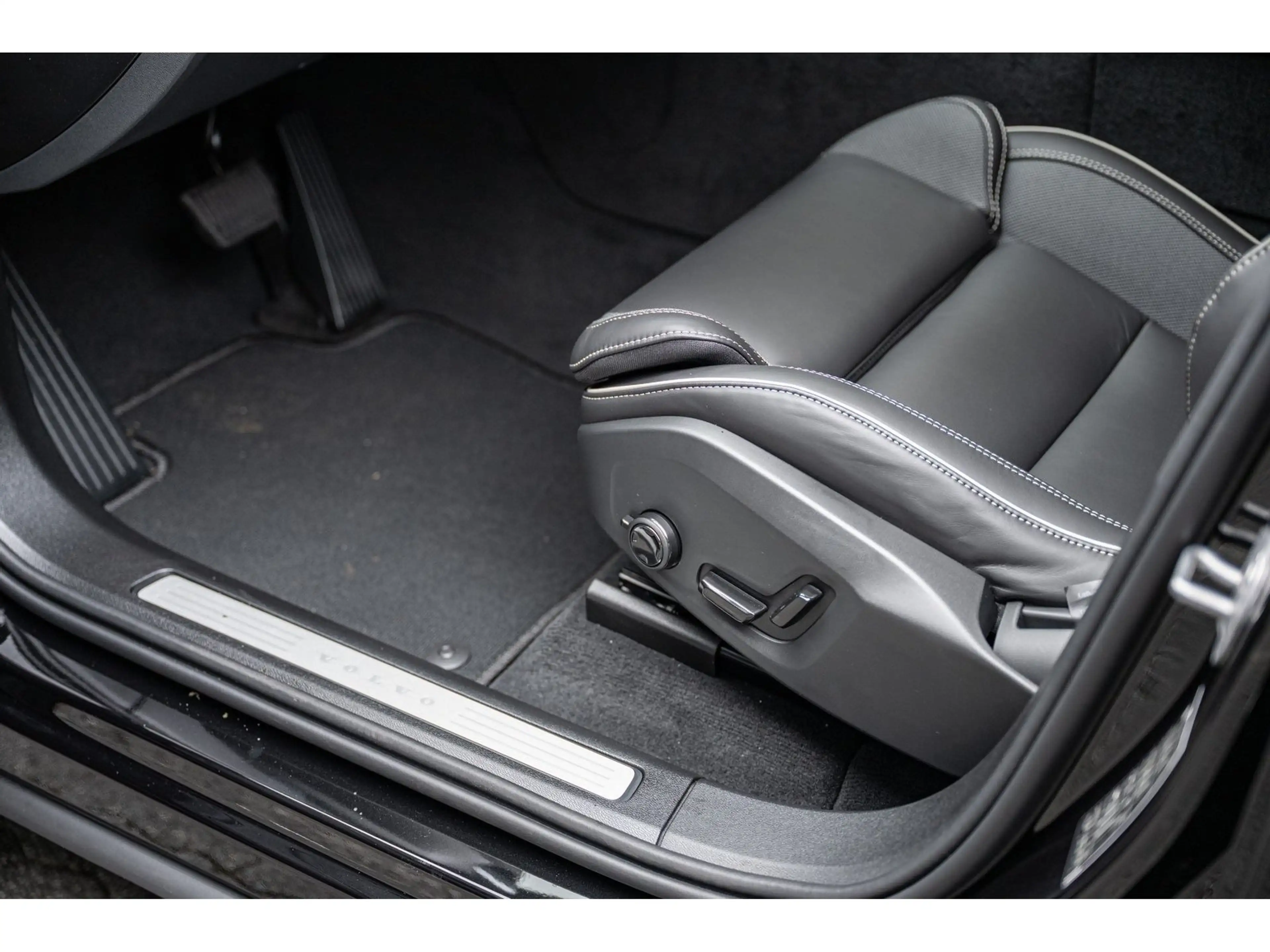Volvo XC60 T8 Plus Black Edition Plug-In Hybrid AWD — photo 22