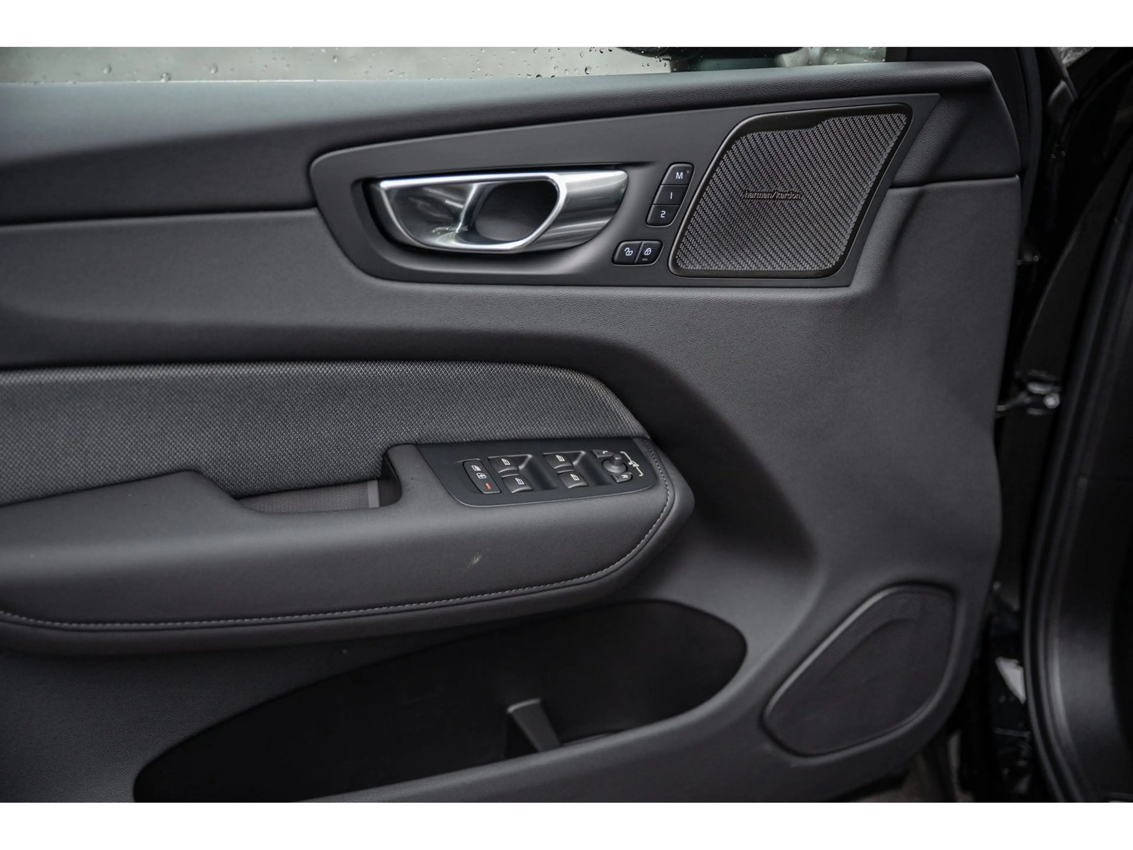Volvo XC60 T8 Plus Black Edition Plug-In Hybrid AWD — photo 23