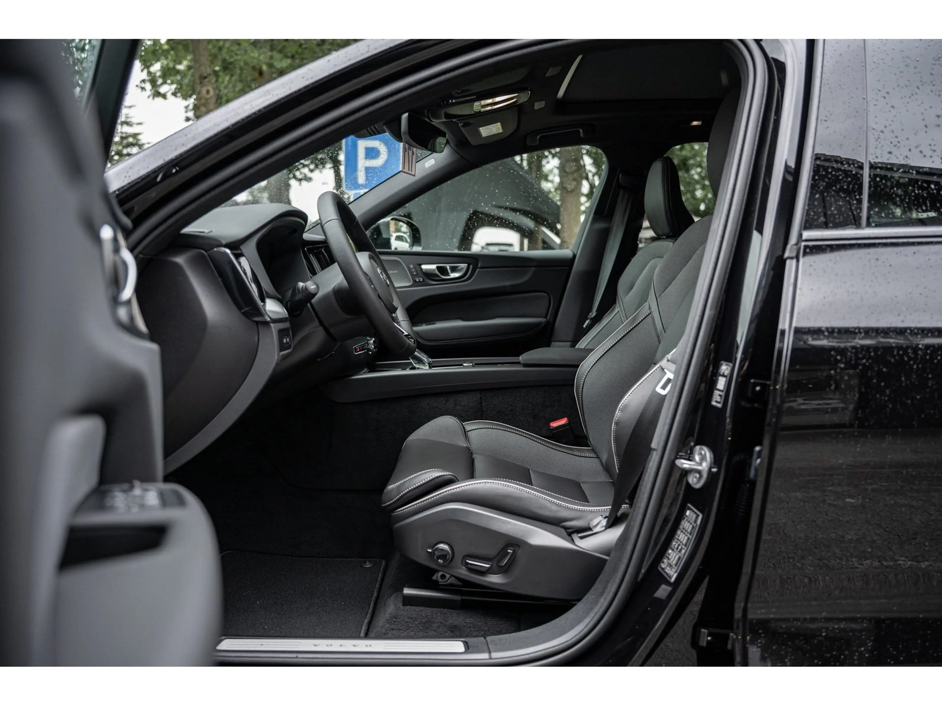 Volvo XC60 T8 Plus Black Edition Plug-In Hybrid AWD — photo 13