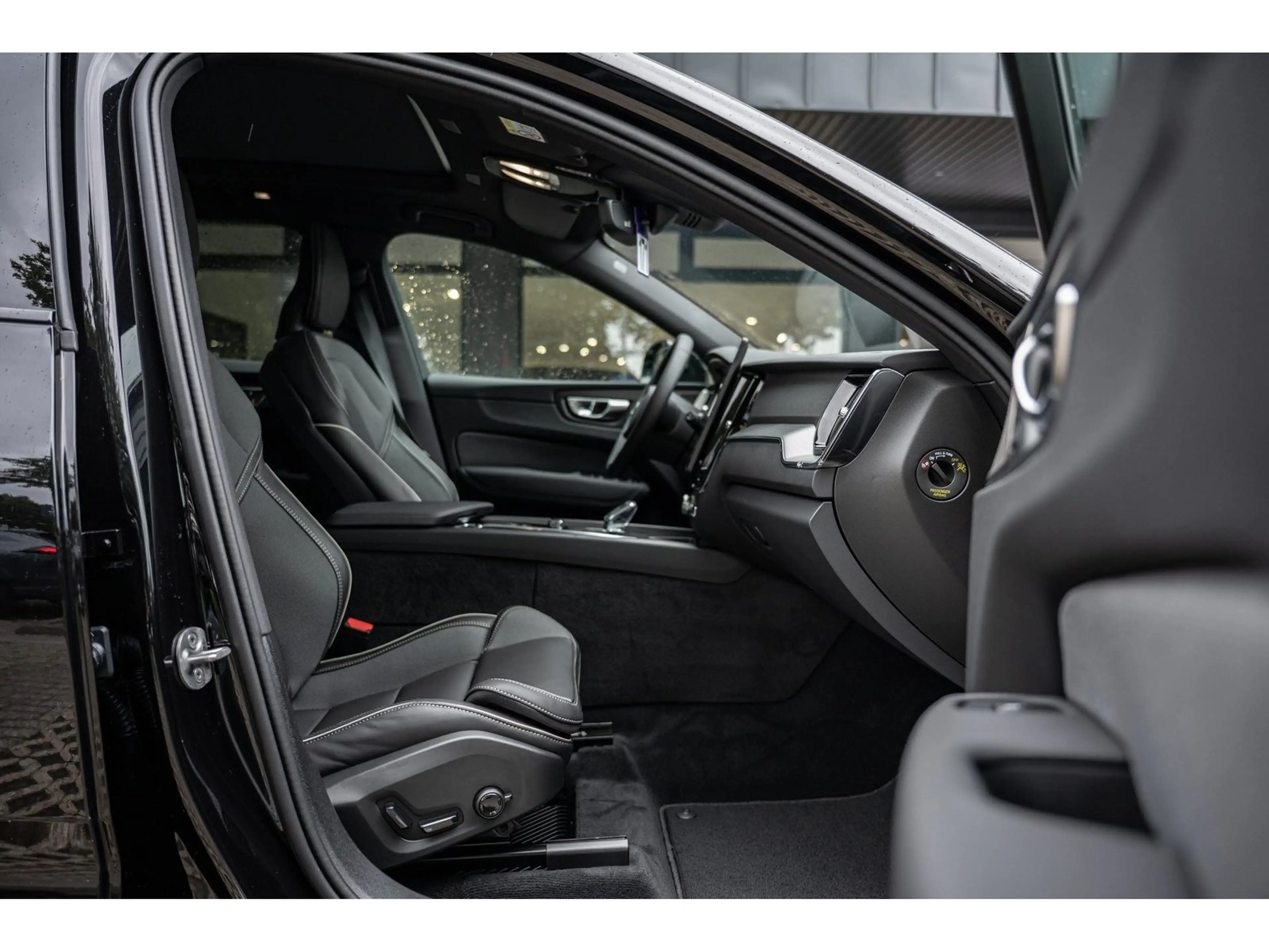 Volvo XC60 T8 Plus Black Edition Plug-In Hybrid AWD — photo 7
