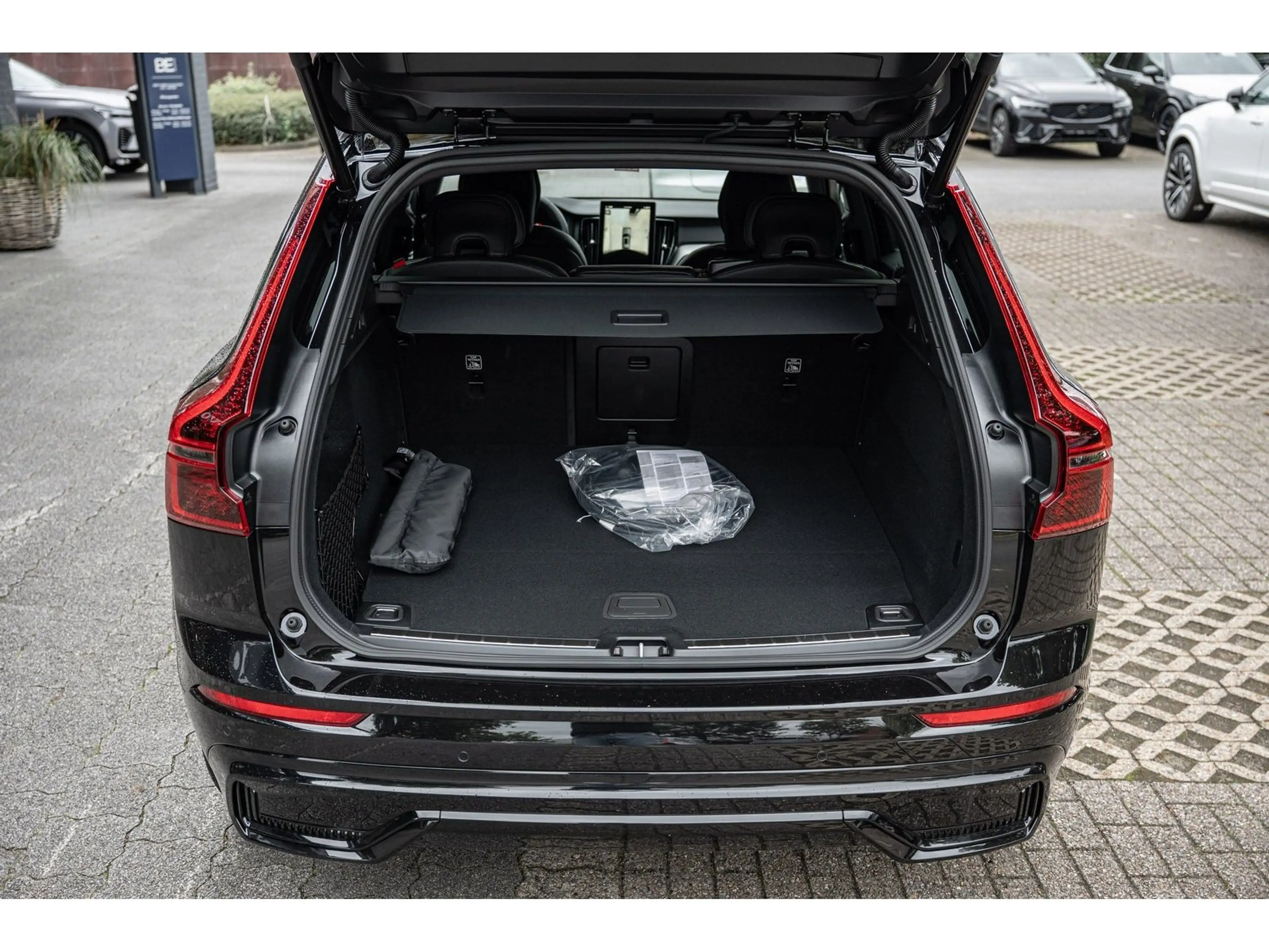 Volvo XC60 T8 Plus Black Edition Plug-In Hybrid AWD — photo 11