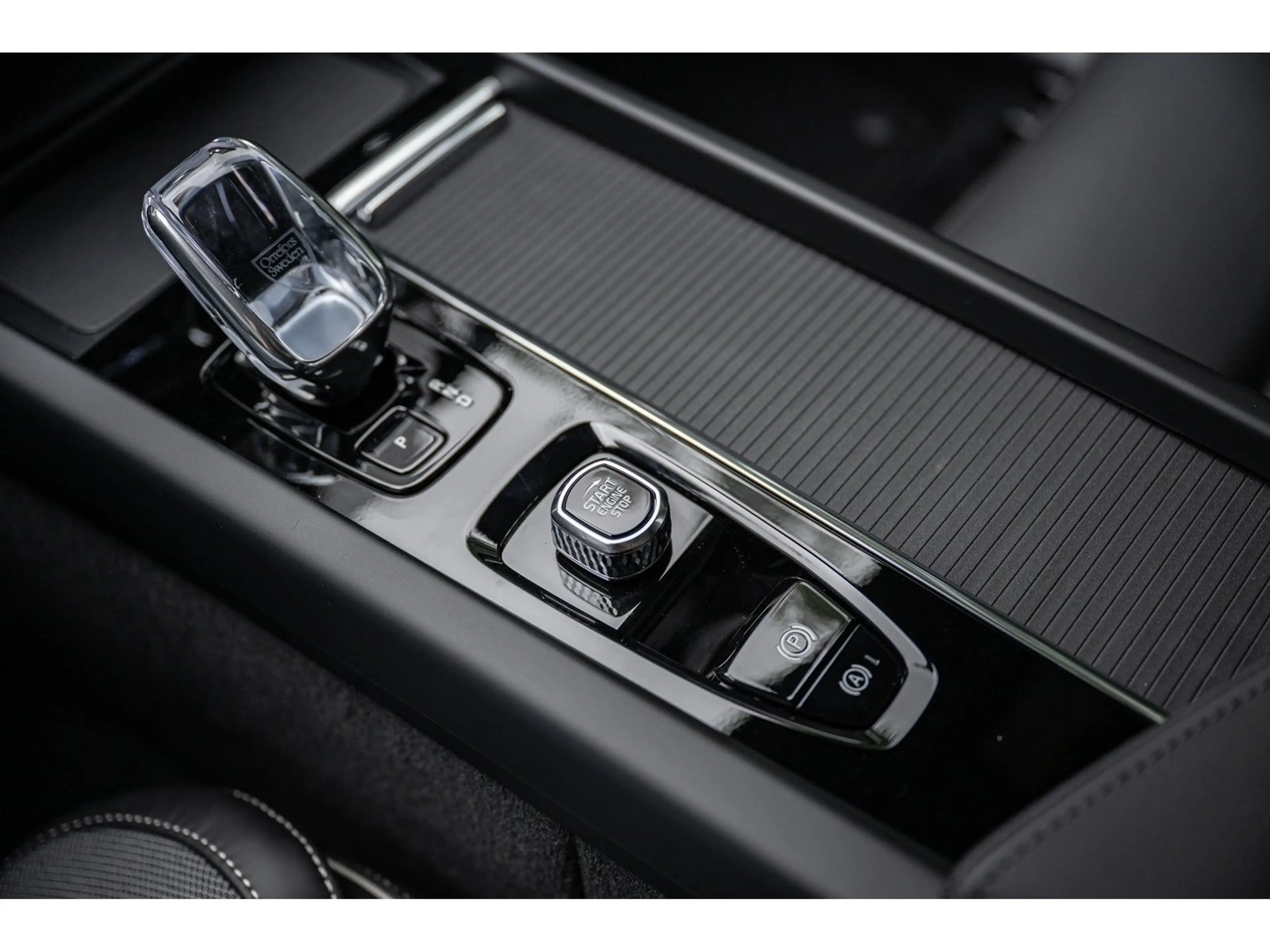 Volvo XC60 T8 Plus Black Edition Plug-In Hybrid AWD — photo 17