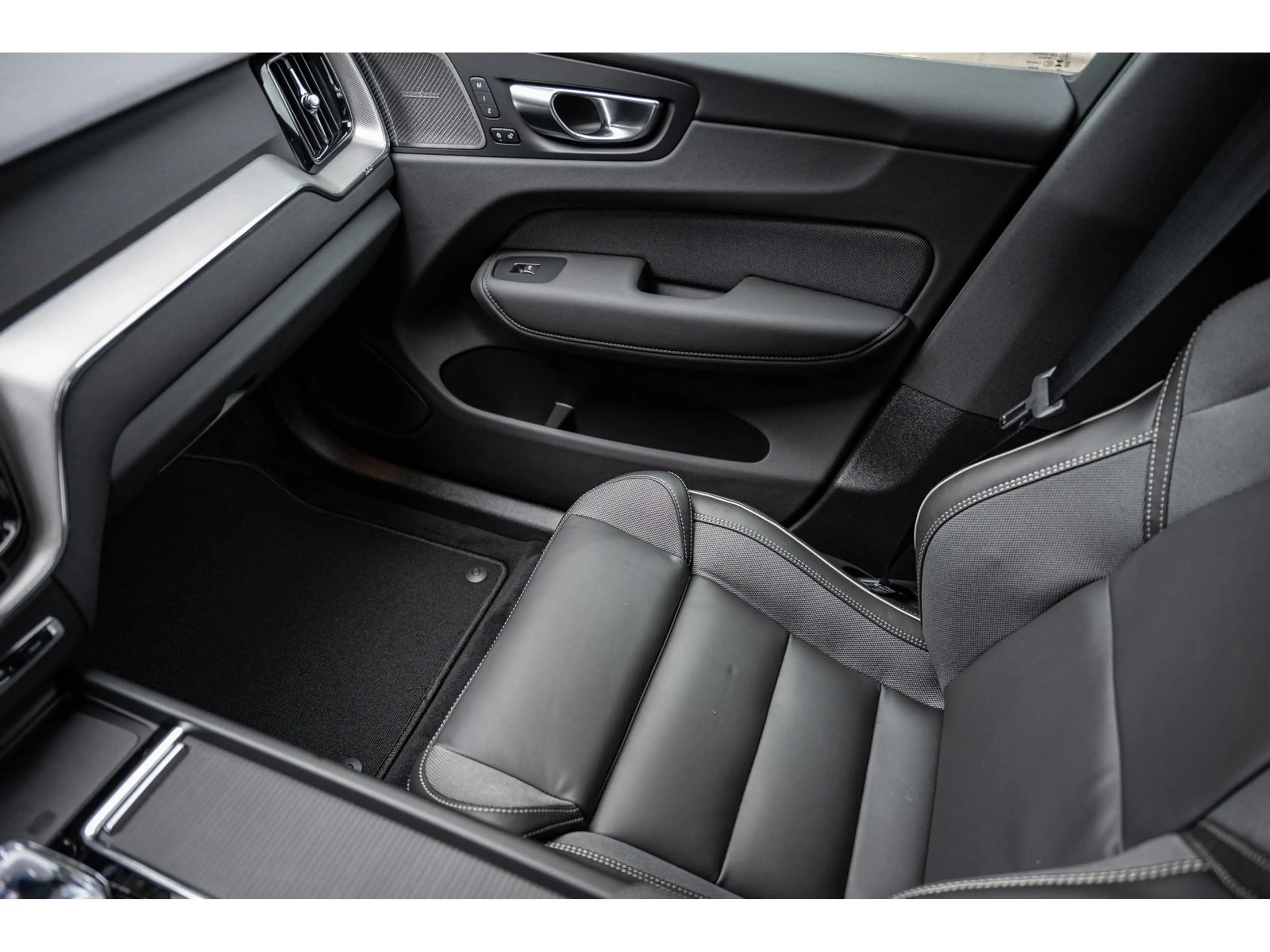 Volvo XC60 T8 Plus Black Edition Plug-In Hybrid AWD — photo 18