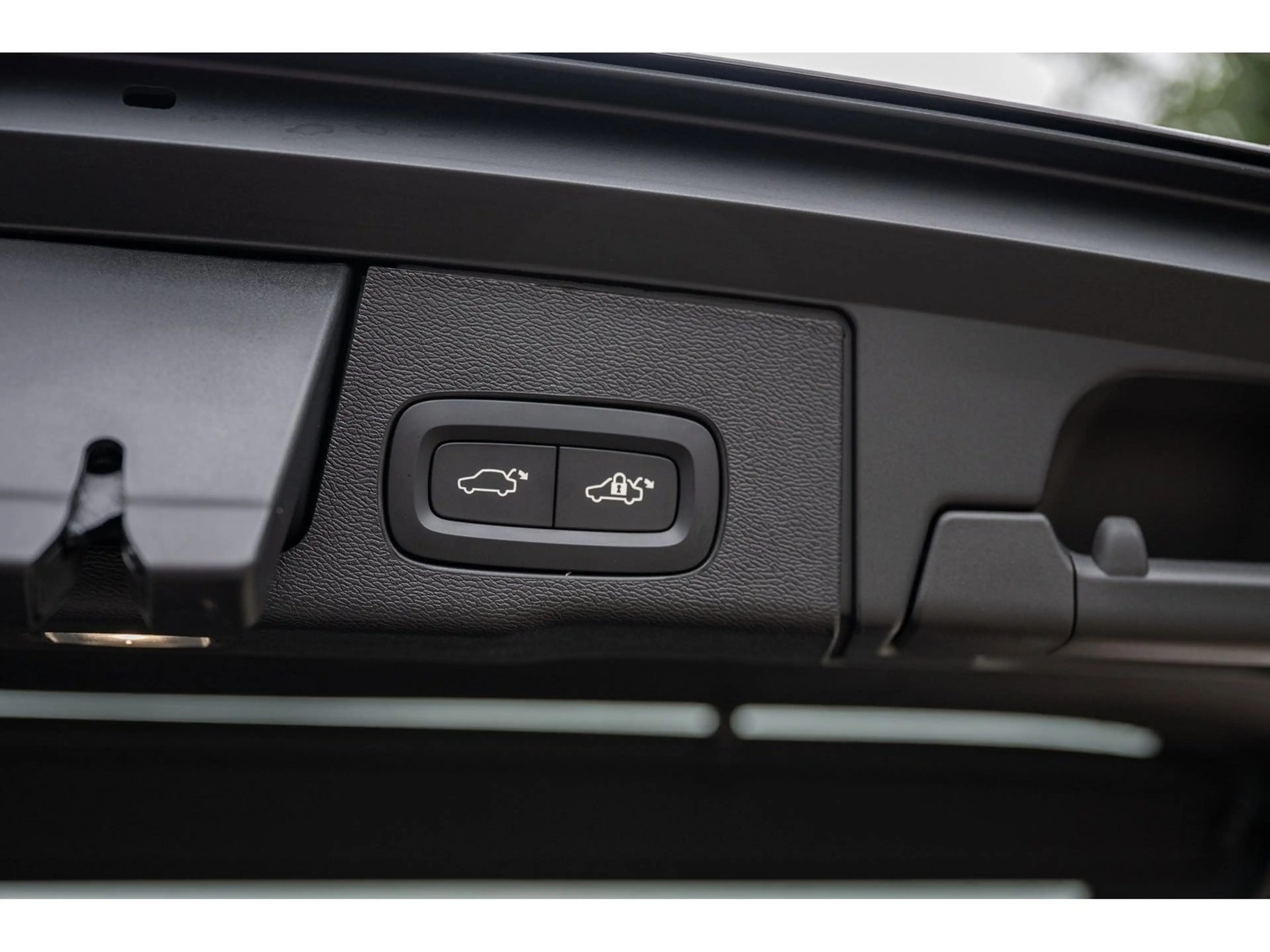 Volvo XC60 T8 Plus Black Edition Plug-In Hybrid AWD — photo 12