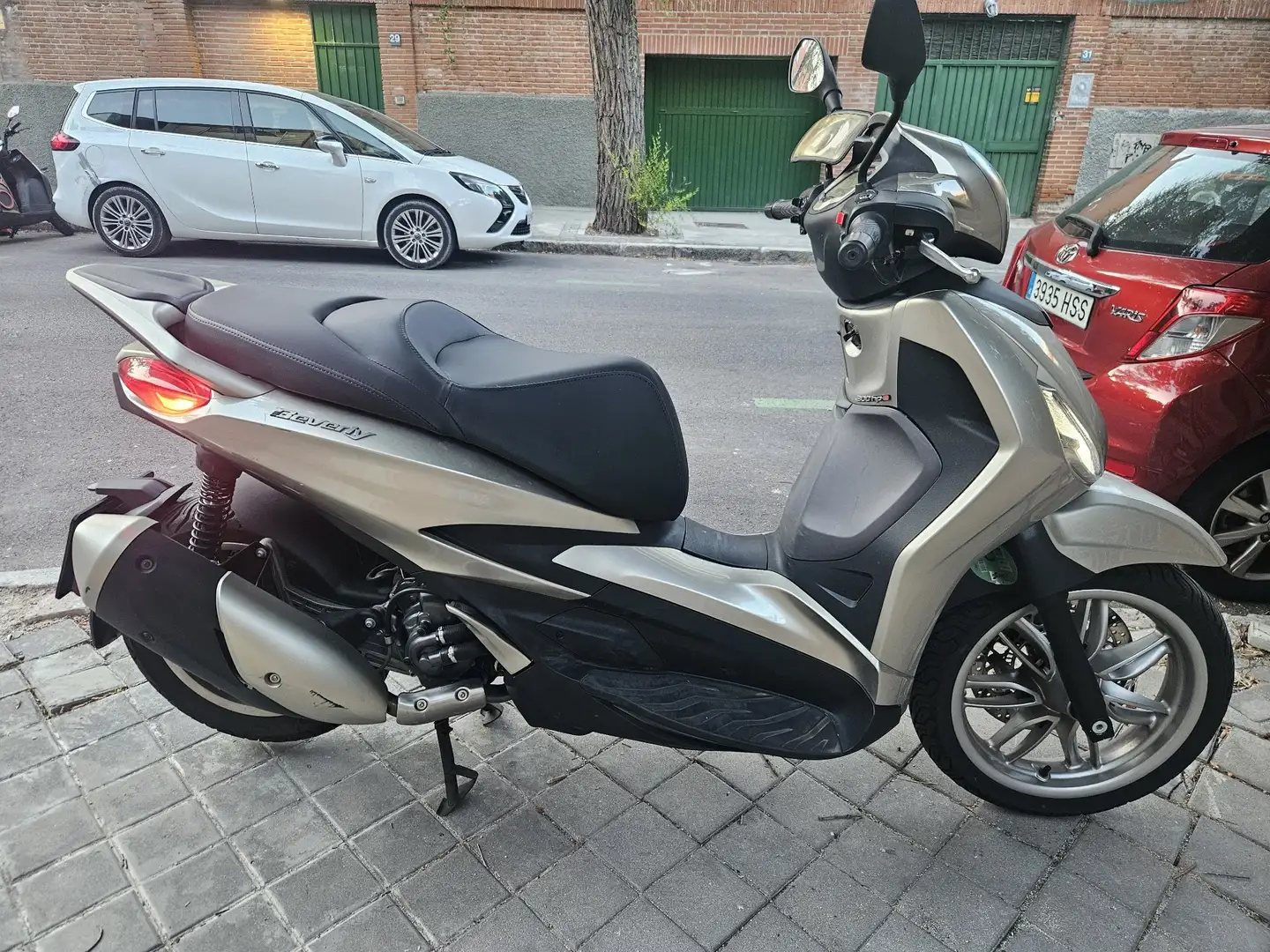 Piaggio Beverly 300 Gris - 2