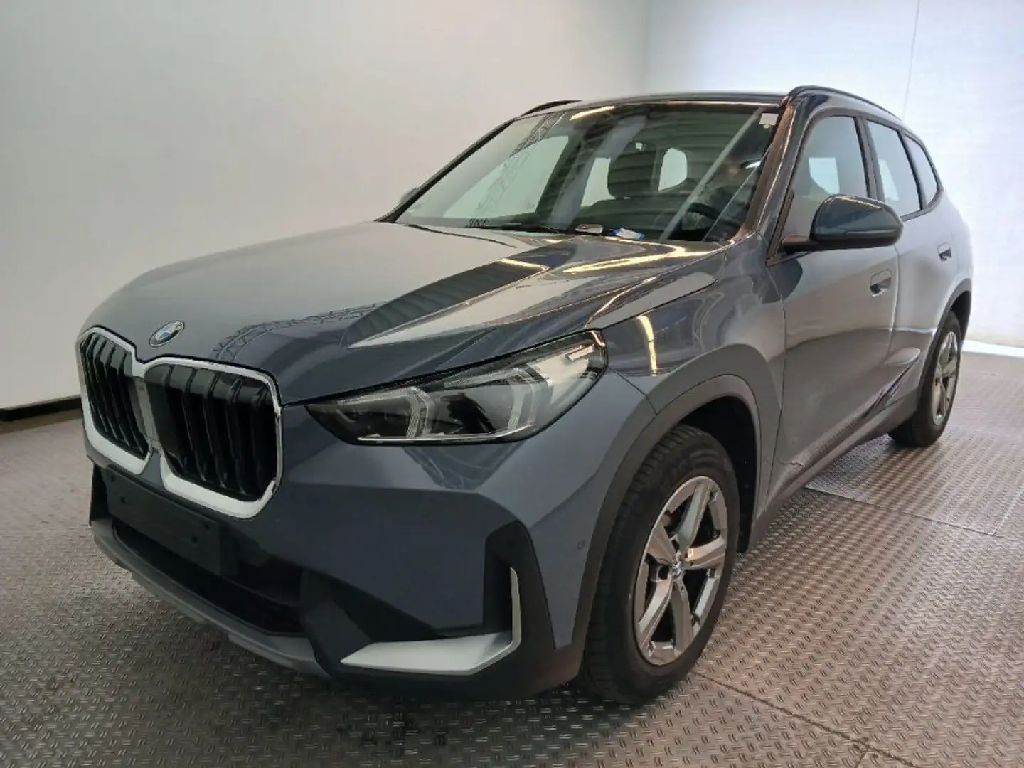 BMW X1 x20d AdapLED DrivAs Plus KomfZ AHK PaAs Navi Grau - 2