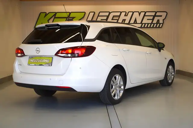Opel Astra view 4